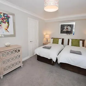 Pelican-stylish 2-bed Close To & Town Apartment